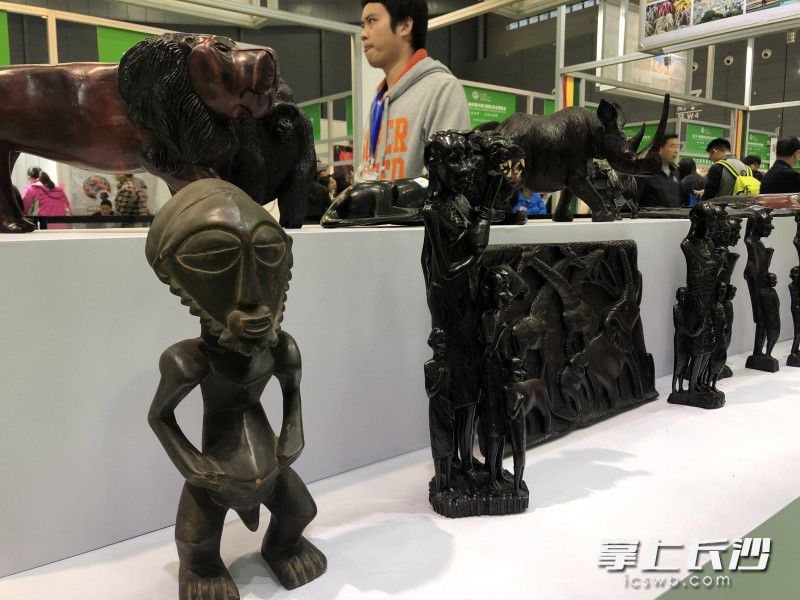各种异域风情的木制玩偶亮相。