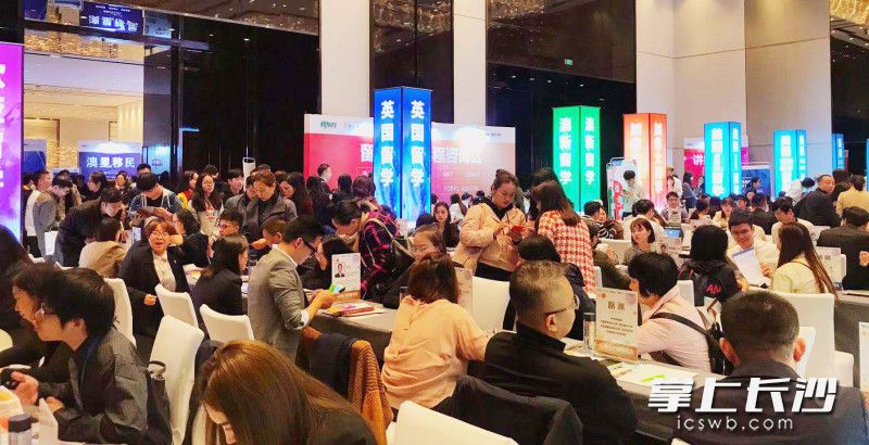 欧亚学校前咨询者众多。 欧亚学校前咨询者众多。