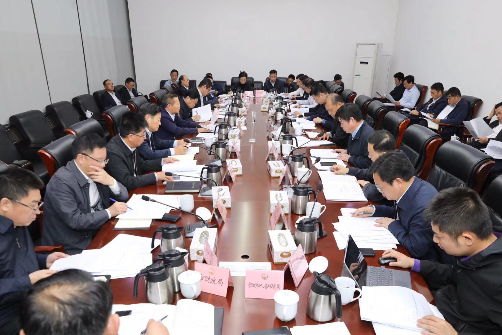 胡忠雄主持召开市长办公会。图片均为刘书勤摄
