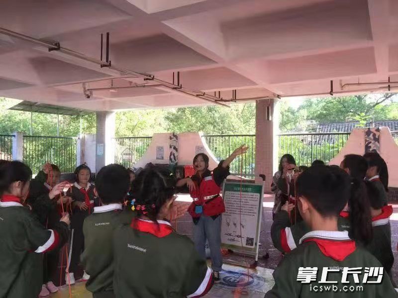 志愿者老师在讲解防灾知识。 志愿者老师在讲解防灾知识。