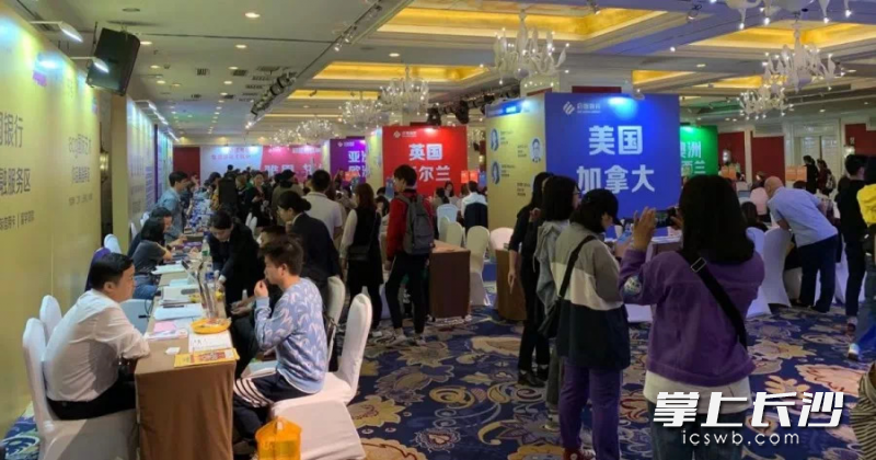 留学展上,60多所院校招生官跟长沙学生聊留学那些事儿。 留学展上,60多所院校招生官跟长沙学生聊留学那些事儿。