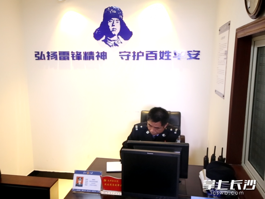 一些群众表示，他们没有见过真的雷锋，杨曙光就是他们心目中的雷锋。
