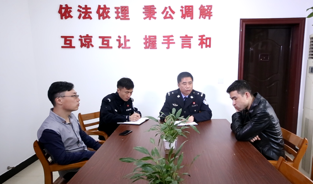 杨曙光在进行调解工作。