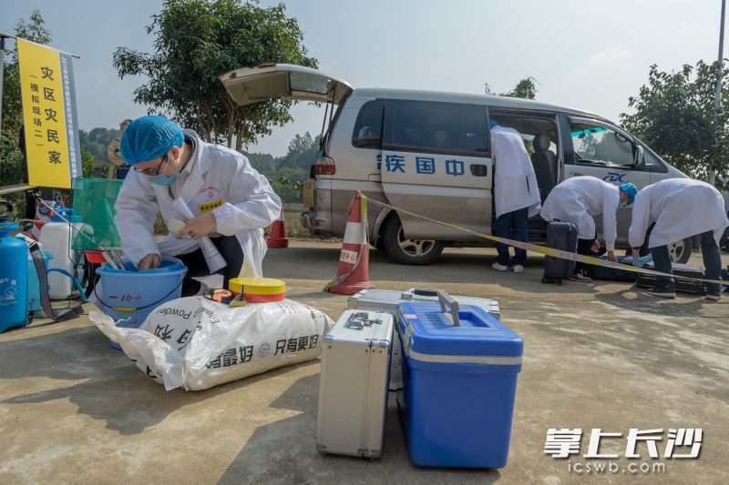 灾区现场，应急机动队员正有条不紊开展环境清理、消毒防疫工作 长沙晚报全媒体记者 陈飞 摄01