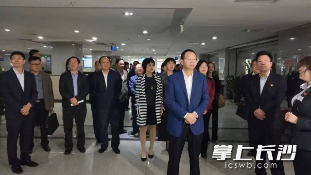 今天，市政协主席会议成员视察长沙公共资源交易中心。长沙晚报全媒体记者　周小华摄