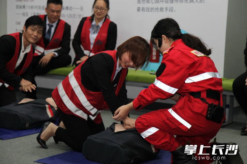 物业工作人员学习急救知识。均为长沙晚报通讯员 张海蛟 供图