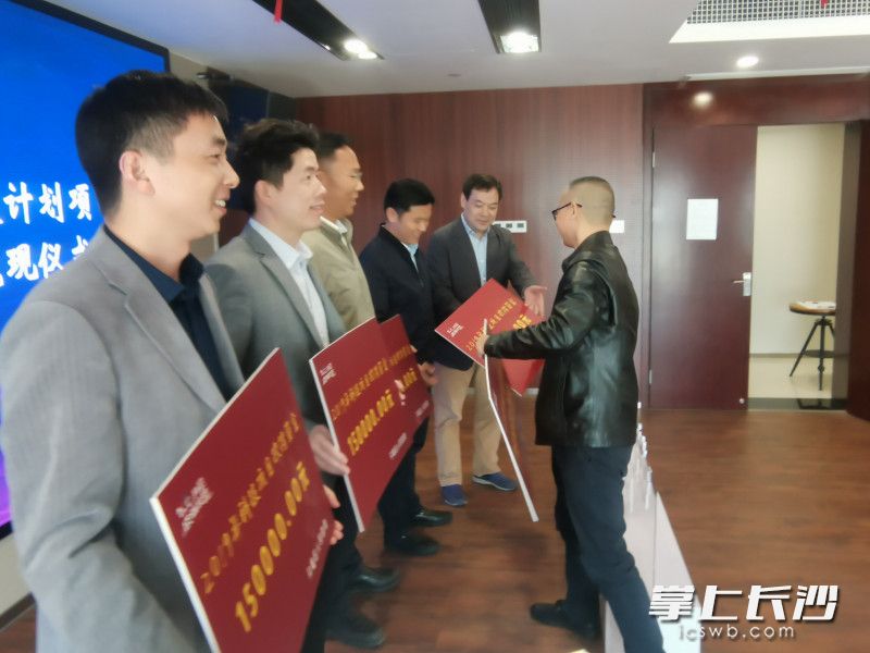 “智汇开福 成就北富”创新创业大赛启动式现场，不少企业代表获得科技资金。长沙晚报全媒体记者 王斌 摄