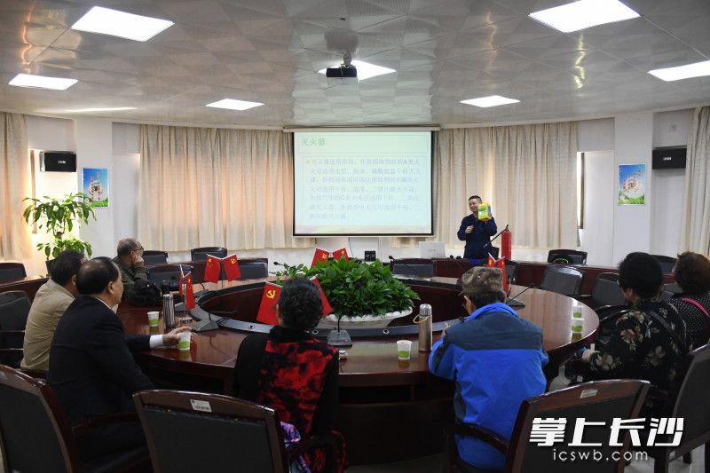 书画家们齐学消防安全知识。长沙晚报通讯员 石泗池 摄