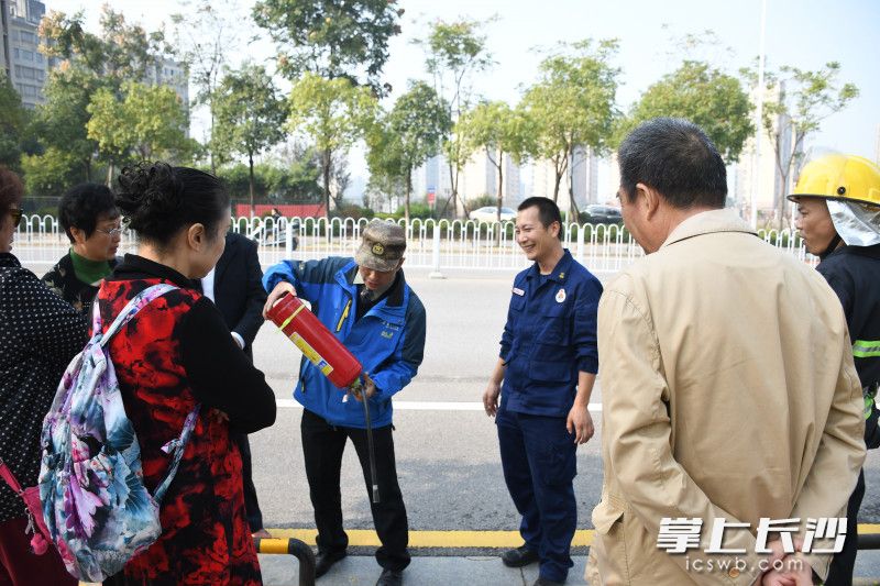 书画家体验灭火器的使用。长沙晚报通讯员 石泗池 摄