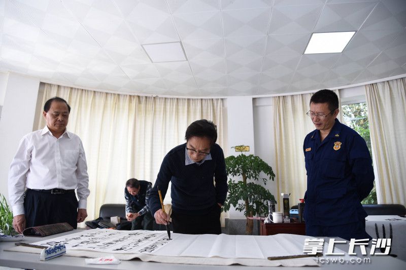 书画家们现场创作。长沙晚报全媒体记者 刘琦 摄