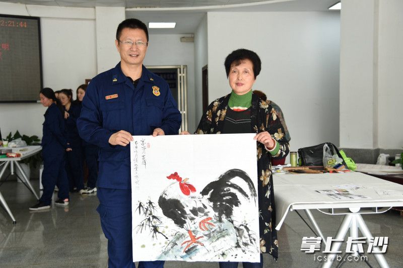 现场，书画家将作品送给天心消防指战员。
