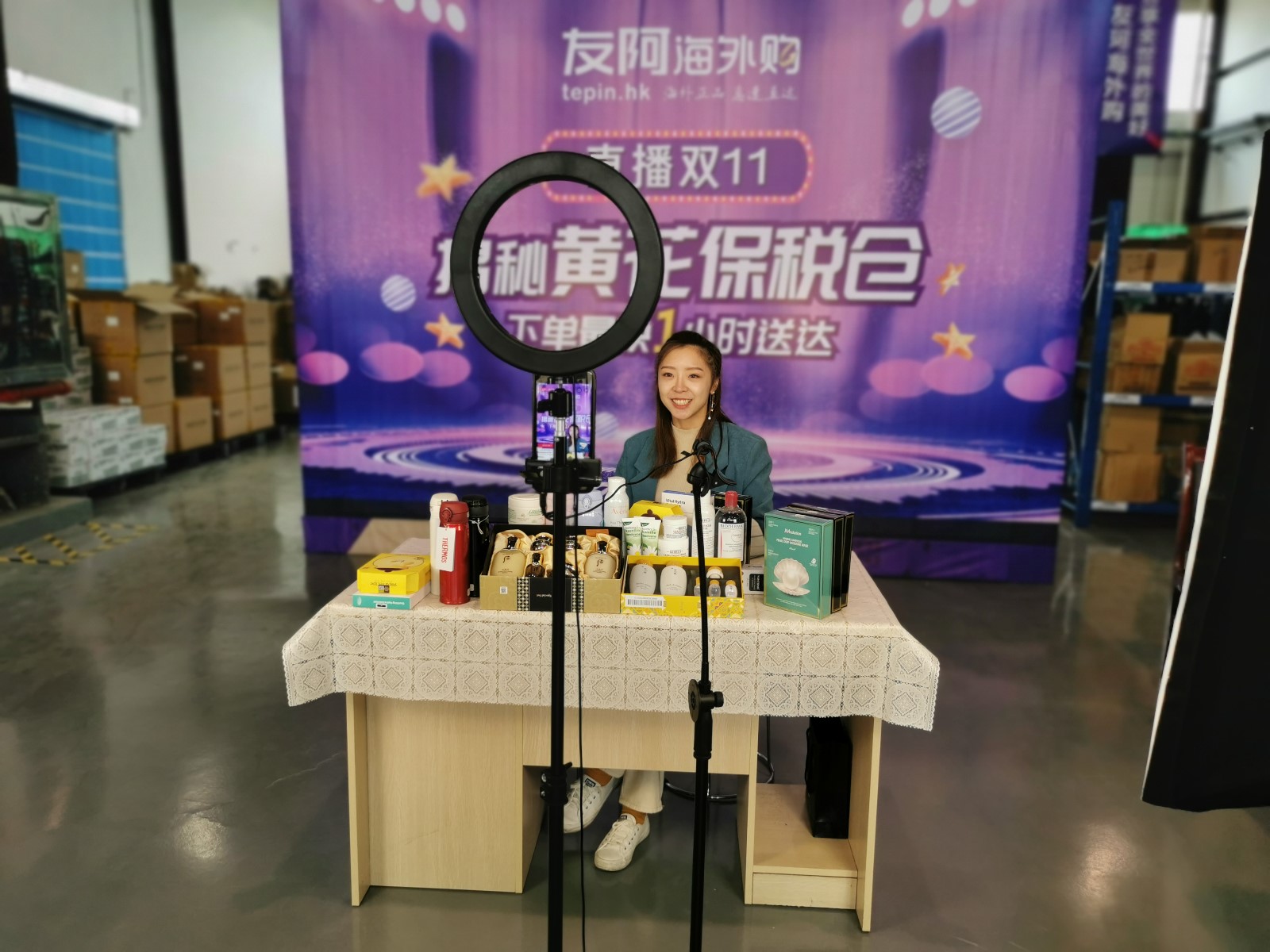 在友阿海外购的保税仓内，一场“网红直播”带来直观体验。  