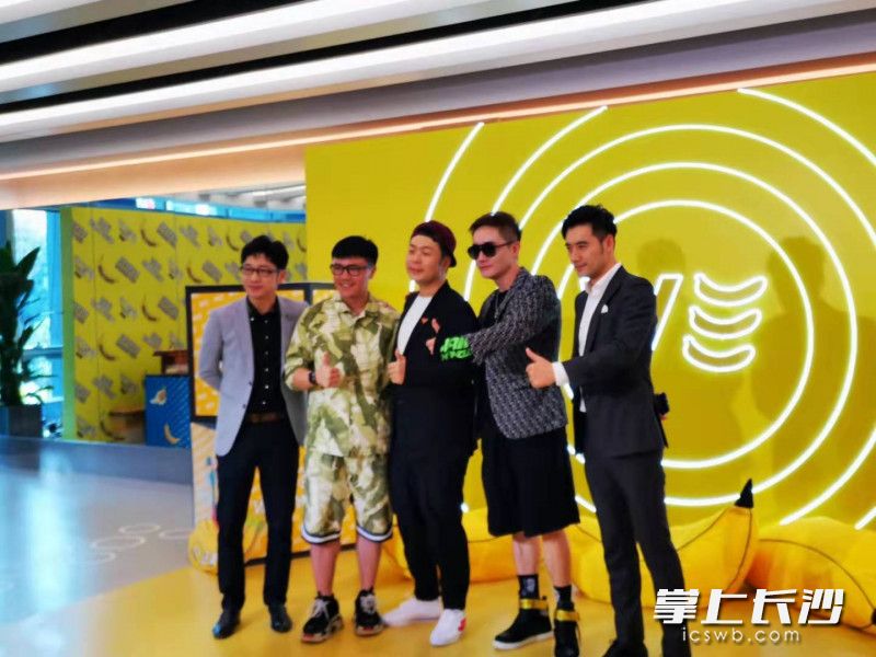 杜海涛（中）与湖南广电多位主持人一起为新健身馆点赞。长沙晚报全媒体记者 宁莎鸥 摄