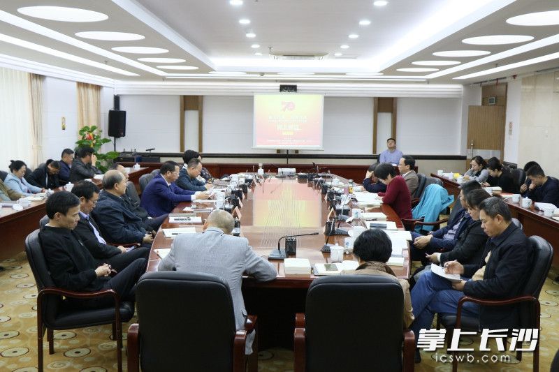 今天上午，市政协召开全体党员干部“不忘初心、牢记使命”集中学习、警示教育会议。长沙晚报通讯员　邓芳摄