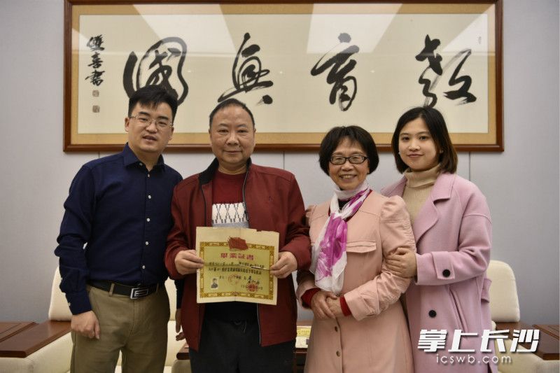 贺建伟老先生（左二）将捐赠物送回母校。长沙晚报通讯员乔梦平 苏燕青