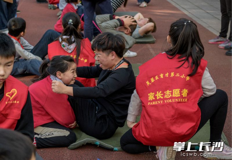 为了取得好成绩，家长和孩子都很拼。 长沙晚报全媒体记者 陈飞 摄