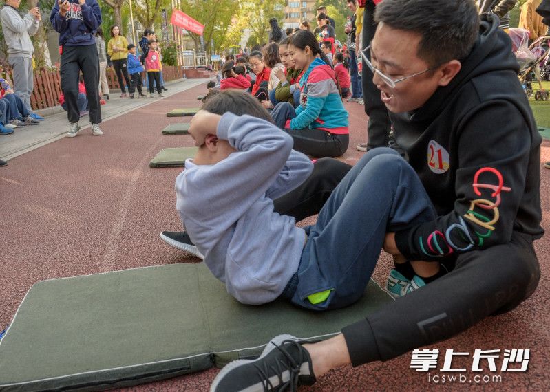 为了取得好成绩，家长和孩子都很拼。