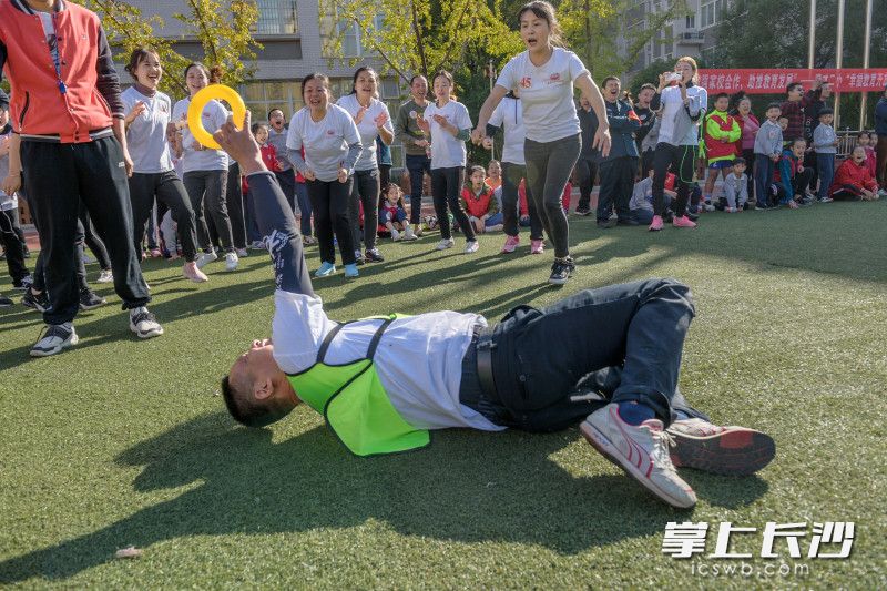 接力赛跑比赛太投入，人仰马翻场面不时出现，但家长们挣扎着也要快速爬起来交出接力棒。照片均为长沙晚报全媒体记者 陈飞 摄