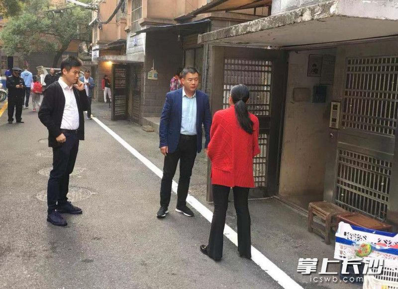 连日来，火星街道党工委书记吴正华（左）一直坚守在一线，每天步行超15000步，工作超12小时。 长沙晚报通讯员 成英 摄