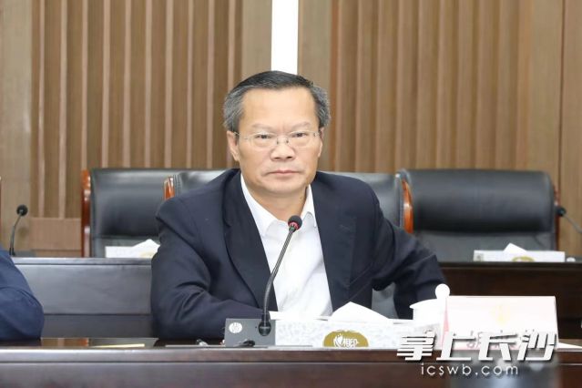 会议研究全市控烟工作。原则通过《关于明确长沙市控烟执法主体的通知（送审稿）》。