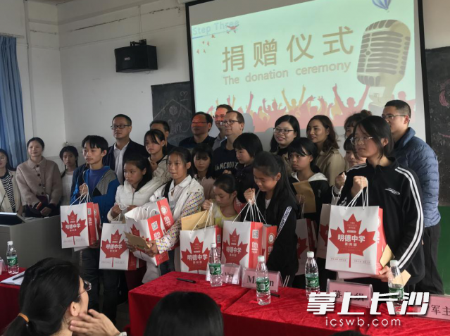 明德中学国际部学生为寒门学子募集的冬衣。均为学校供图