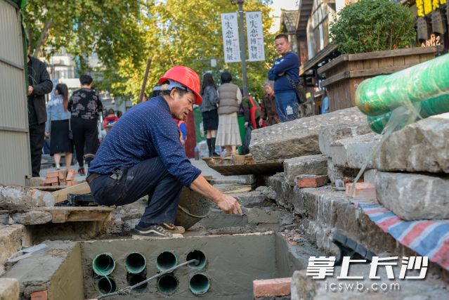 30多名施工工人正在有序施工。均为长沙晚报全媒体记者 陈飞 摄 