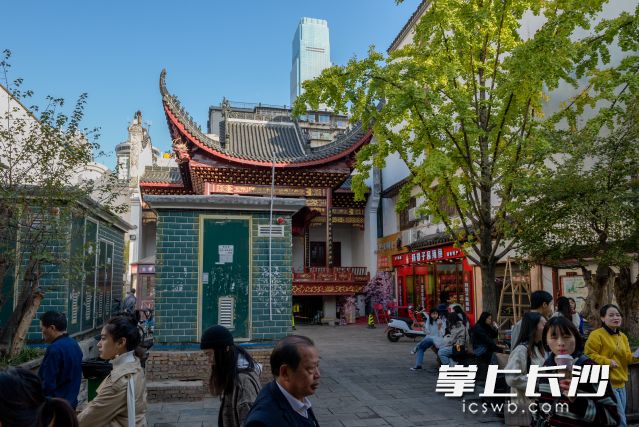 宜春园古戏台前的两台变压器将“搬家。