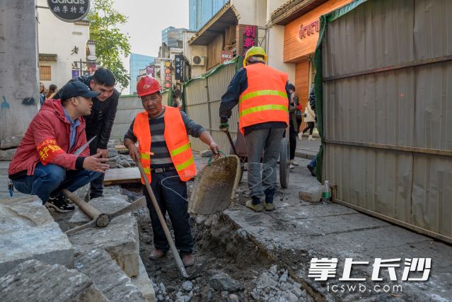 天心区工信局党员突击队的党员们每天轮流值班，在现场与工人们同作业，及时协调处理突发事件。