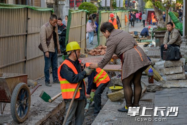 太平街电路改造工程得到周边群众居民的支持和关心，施工现场不时有周边居民和店主为施工人员送来热茶槟榔。