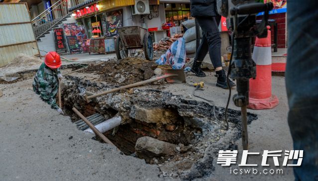 西牌路线路改造同步进行中。 