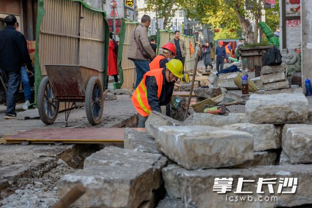 为了尽量减少对商户的影响，加快施工进度，工人们通宵达旦工作，并分段围挡作业