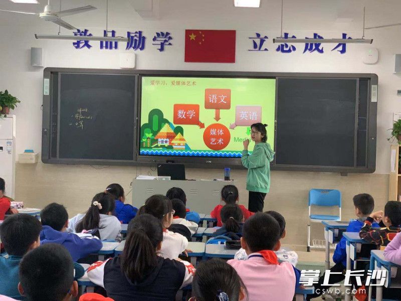 在媒体艺术小课堂上，老师给孩子们传授：“媒体艺术和语文、数学、英语一样，都是值得好好学习的。”资料图片