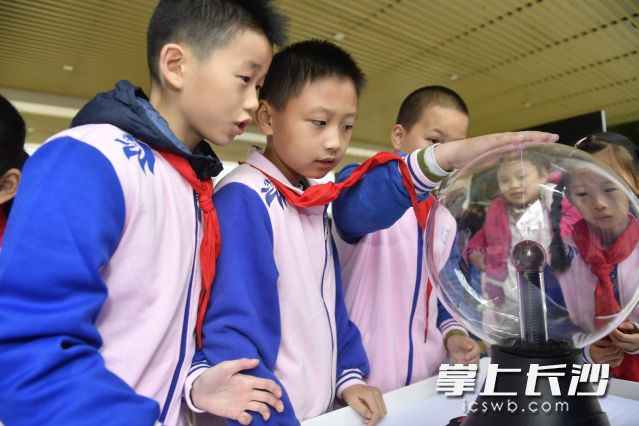 看似空空的等离子球内其实装满了稀有气体，难怪掌心下方会出现一条蓝紫色的光线，大家都想来摸一摸。长沙晚报全媒体记者 余劭劼 摄