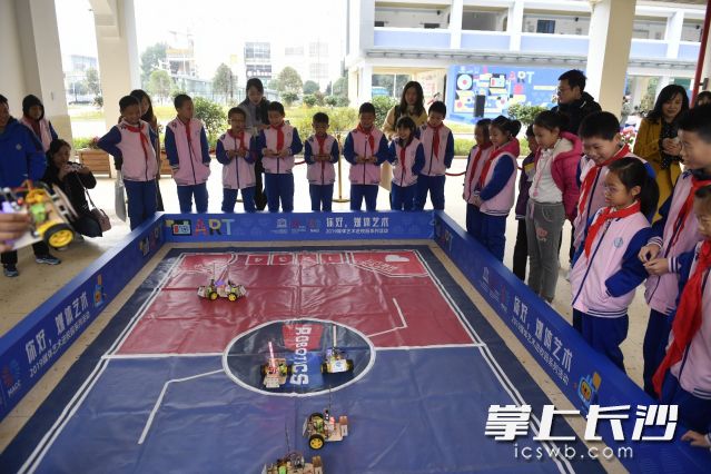 “组队出发！”孩子们操控着机器人与另一方开展搏斗，如果机器人身上的灯泡全灭，那就代表着血条清空，要出局了。长沙晚报全媒体记者 余劭劼 摄