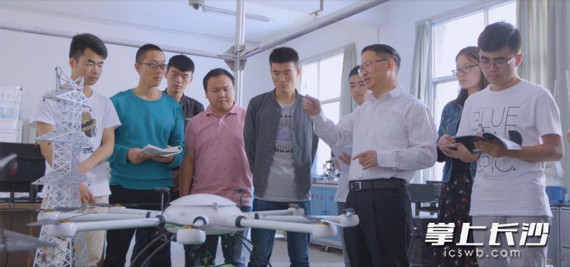 王耀南院士和学生在一起。
