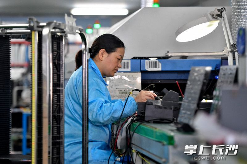 在明和制造中心内，智能化机械设备每日高效率运转，实现了明和舞台灯具、LED显示屏等装备的智能化生产。 照片均为长沙晚报全媒体记者 王志伟 摄