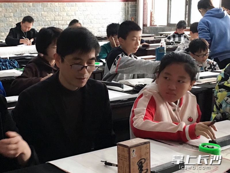 考场里考生沉着冷静。