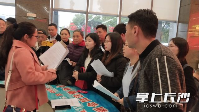今天，长沙“职业技能提升行动服务周”活动启动，这是市民在进行政策咨询。均为长沙晚报全媒体记者周小华摄　