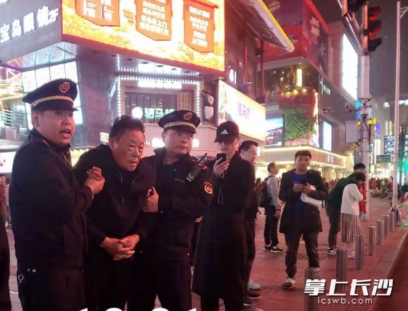 城管队员发现老人身体不对劲，赶紧搀扶起老人送医。
