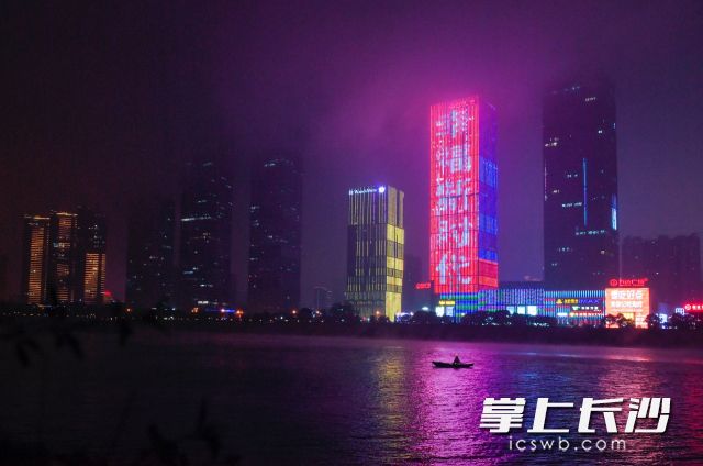 一场“壮丽70年 幸福新时代”灯光秀在长沙地标建筑万达广场点亮。 
