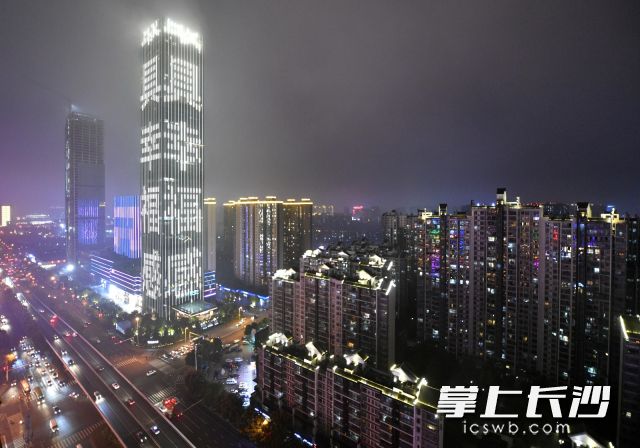 一场“壮丽70年 幸福新时代”灯光秀在长沙地标建筑运达广场点亮。 