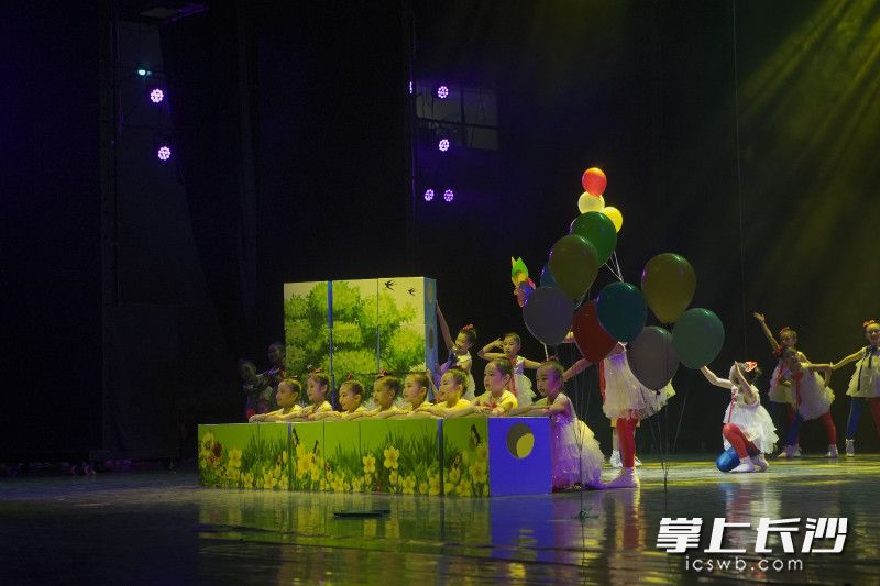 小舞蹈家的展演精彩呈现。