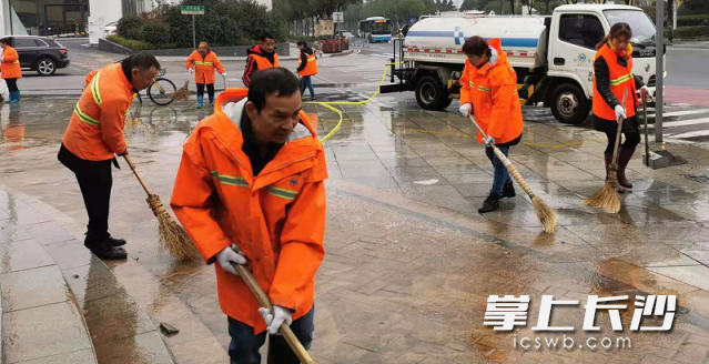 环卫工人们常年奋战在城市美容的第一线。均为长沙晚报通讯员李颖 供图