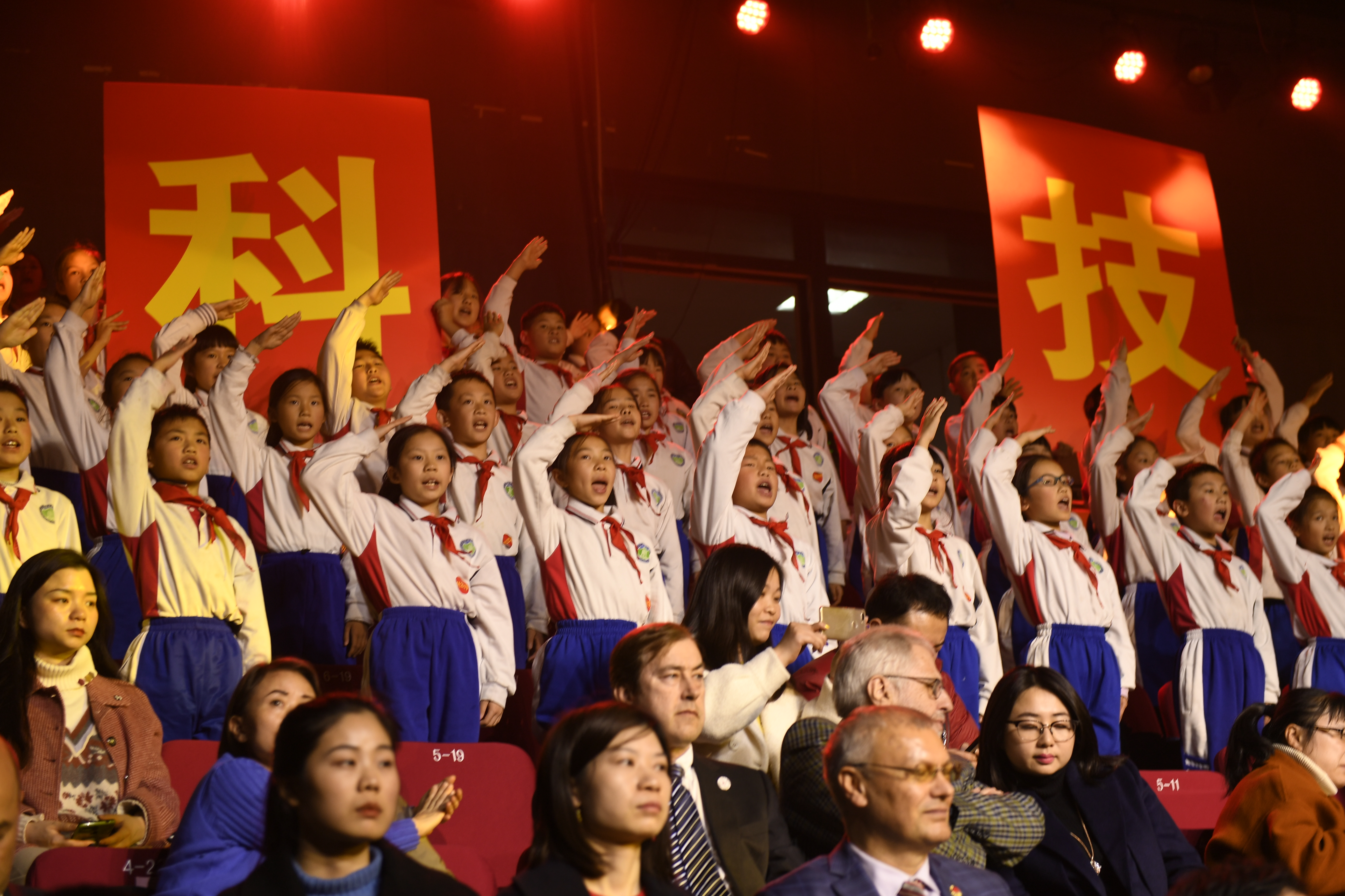 活动现场，专家创新团队一一亮相，台下年轻人致以敬礼和欢呼。长沙晚报全媒体记者 黄启晴 摄