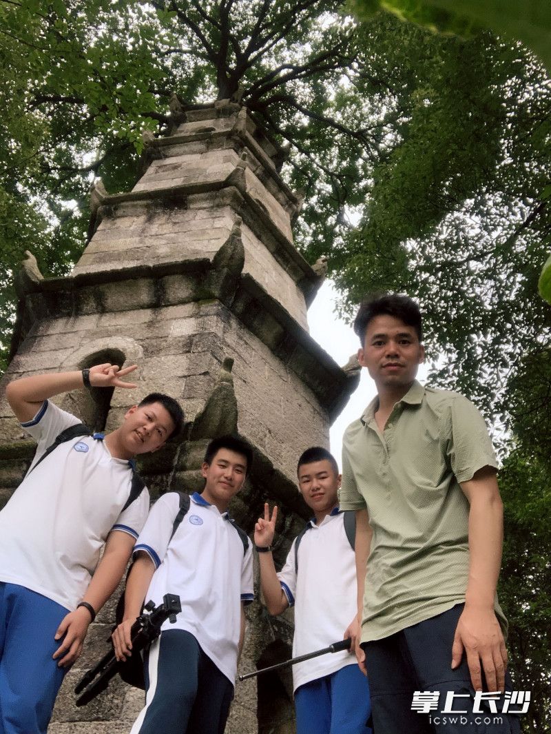 获奖学生和指导老师。均为通讯员供图