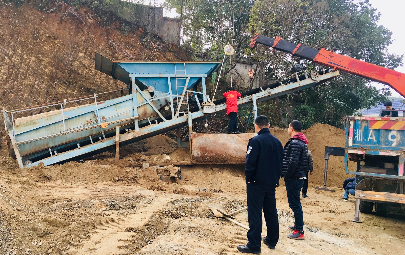 执法人员依法拆除黑砂场设备。 通讯员 浣宁 摄