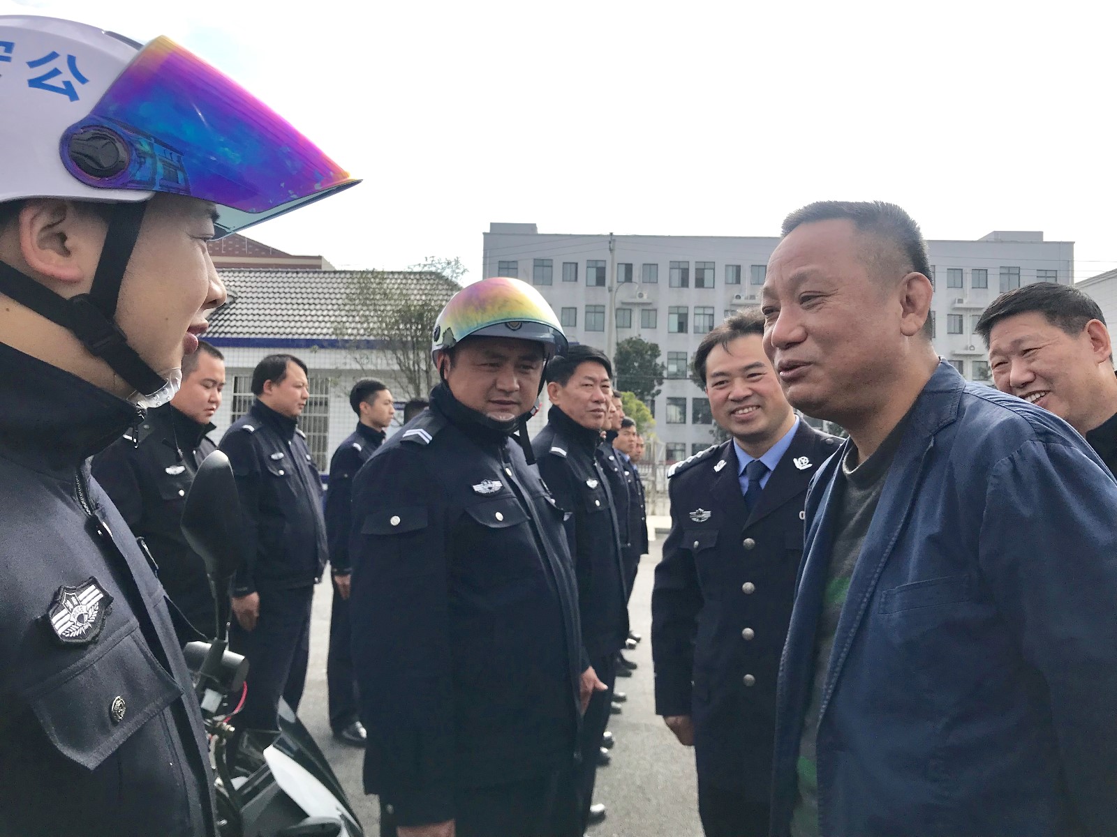 在流沙河镇综治中心，钟钢向驻村辅警询问日常工作情况。 长沙晚报全媒体记者 聂映荣 摄