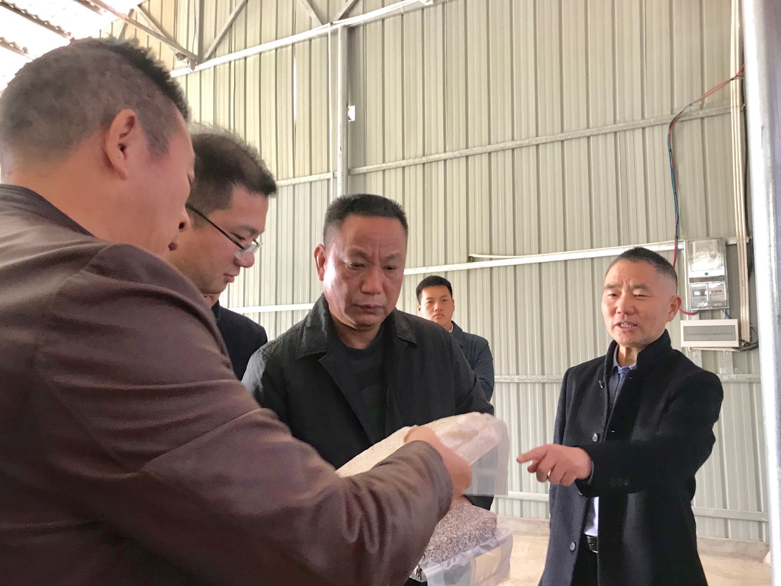 钟钢在扶贫车间了解农产品生产销售情况。 长沙晚报全媒体记者 聂映荣 摄