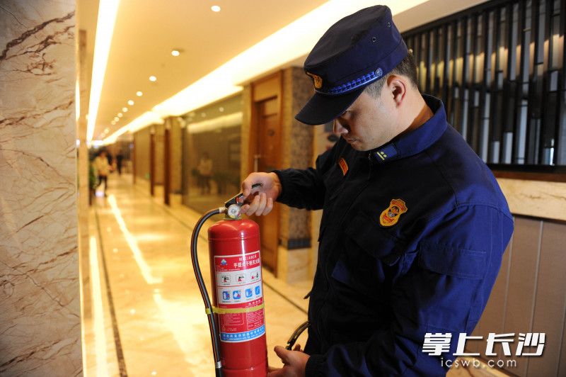 天心区消防救援大队防火监督员对隐患单位进行消防检查。长沙晚报通讯员 胡宇波 供图
