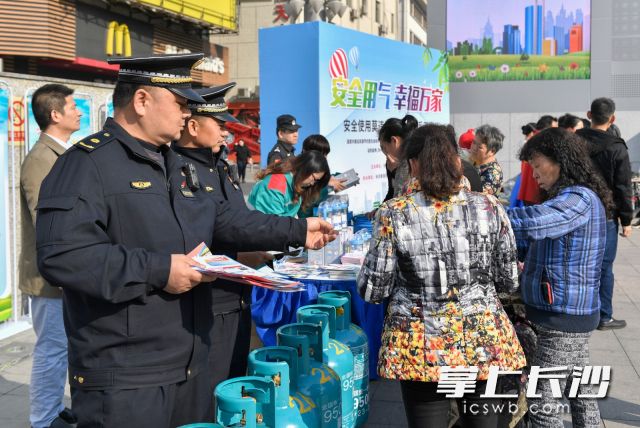天心区城市管理和综合执法局工作人员正在给市民发放燃气安全手册。图片均为长沙晚报全媒体记者 邹麟 摄